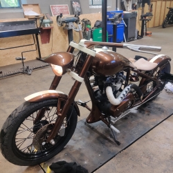 Mekaniker i Faaborg arbejder på en motorcykel
