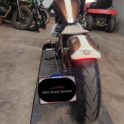 Mekaniker laver eftersyn på motorcykel