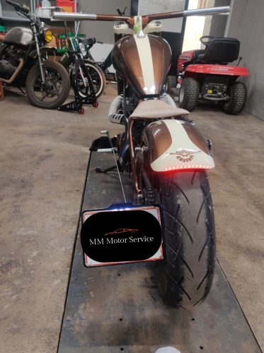 Mekaniker laver eftersyn på motorcykel