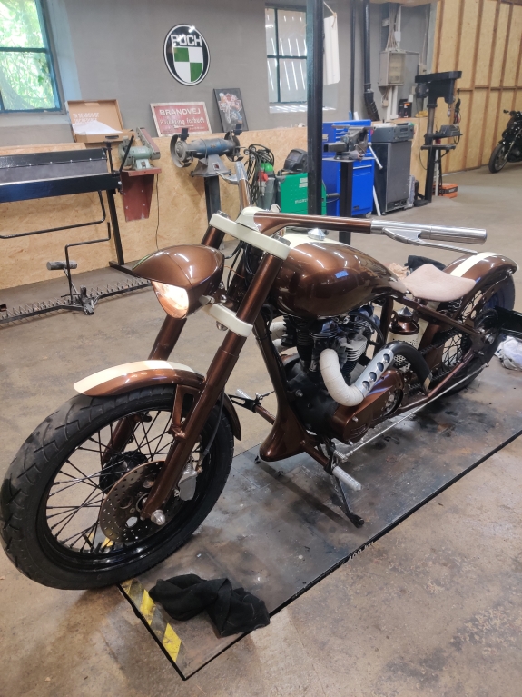 Mekaniker i Faaborg arbejder på en motorcykel